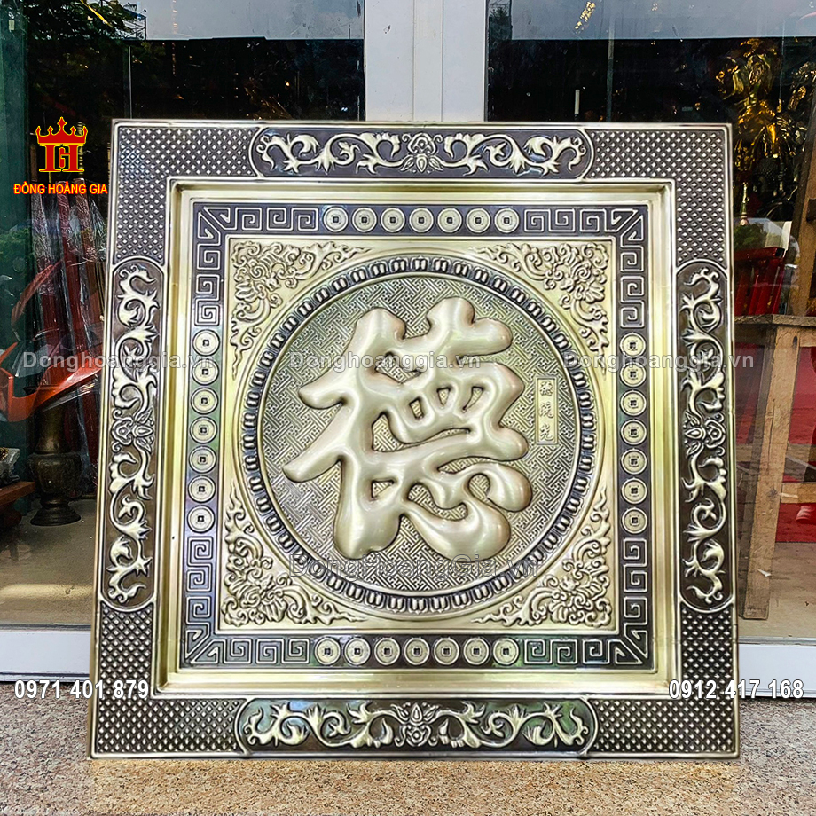 Bức tranh chữ đức bằng đồng được nghệ nhân chế tác thủ công tinh xảo